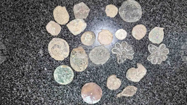 Предмети, носещи белези на културно-исторически ценности, са открити в дома на мъж от айтоското село Карагеоргиево