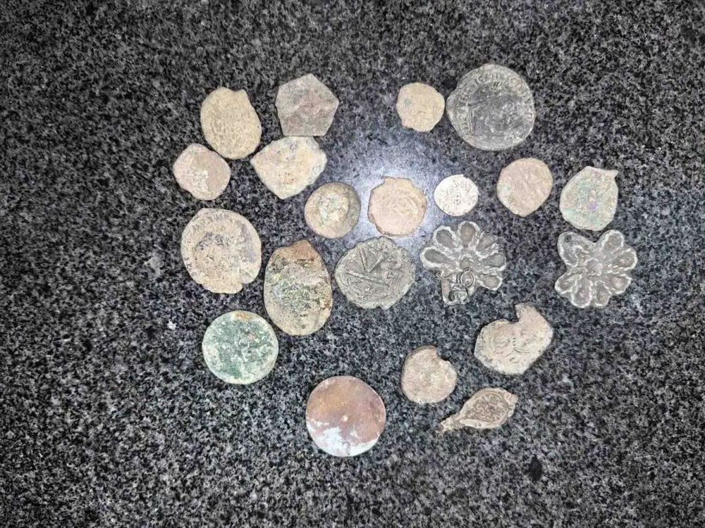 Предмети, носещи белези на културно-исторически ценности, са открити в дома на мъж от айтоското село Карагеоргиево