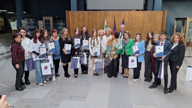 Учители и ученици от Средно училище „Николай Катранов“ – Свищов бяха удостоени с награди от XXXIII национален конкурс „Родолюбие“