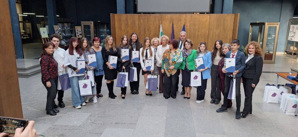 Учители и ученици от Средно училище „Николай Катранов“ – Свищов бяха удостоени с награди от XXXIII национален конкурс „Родолюбие“