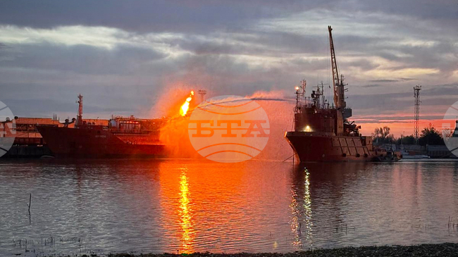 Край на евакуацията за едното село в Румъния заради горящ кораб на отсрещния украински бряг; опасността за другото село остава висока