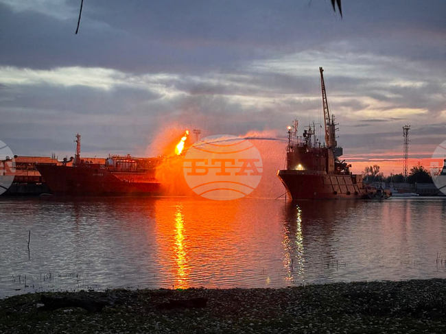 Край на евакуацията за едното село в Румъния заради горящ кораб на отсрещния украински бряг; опасността за другото село остава висока