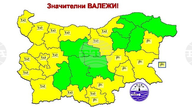 Жълт код за значителни валежи за 11 области и за силен вятър в шест области издаде Националният институт по метеорология и хидрология