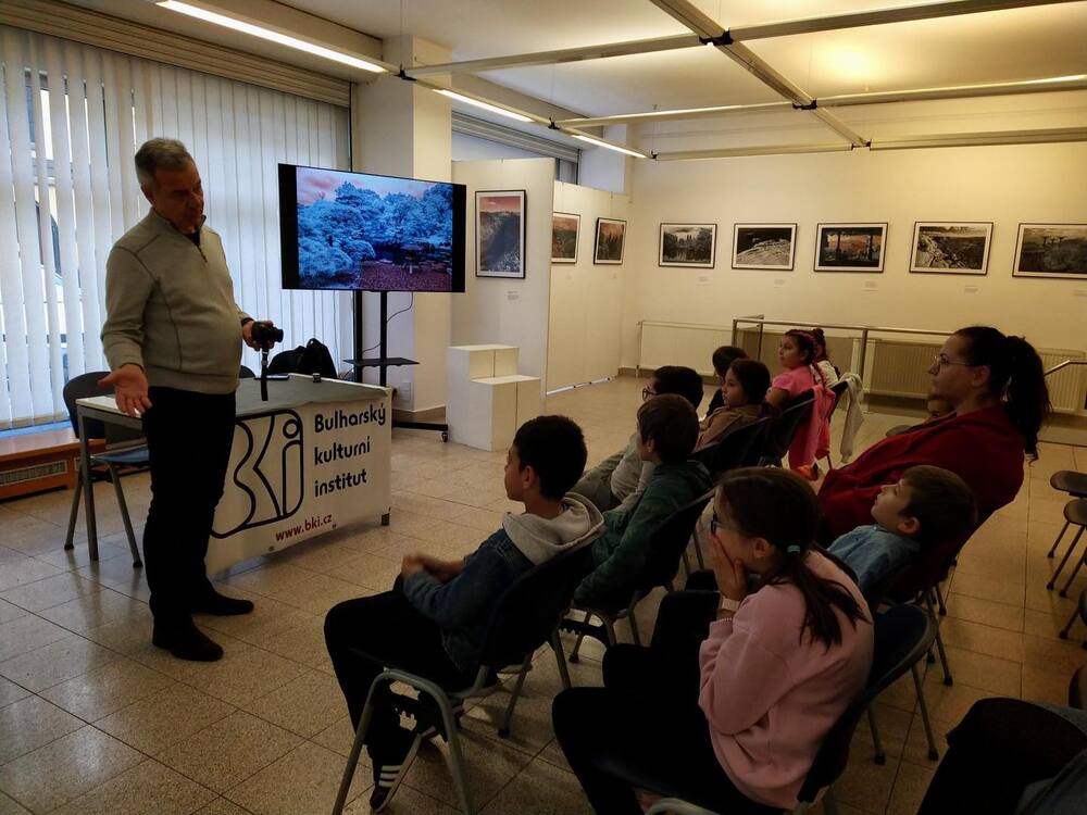 Ученици от началните класове на Българското средно училище „Д-р Петър Берон“ в Прага посетиха фотографската изложба „Отвъд видимото“