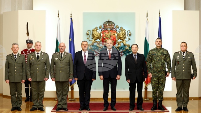 Силата на пехотата ни е в традициите и приемствеността между поколенията, заяви Румен Радев при връчването на Почетния знак на президента