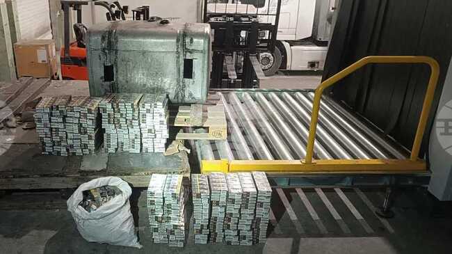 Митничари на ГКПП "Лесово" спряха контрабанда на 1800 кутии цигари, укрити в резервоара на товарен автомобил