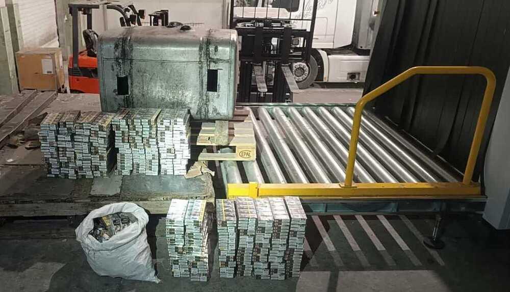 Митничари на ГКПП "Лесово" спряха контрабанда на 1800 кутии цигари, укрити в резервоара на товарен автомобил