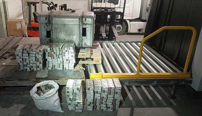 Митничари на ГКПП "Лесово" спряха контрабанда на 1800 кутии цигари, укрити в резервоара на товарен автомобил