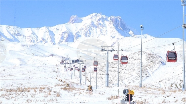 Снеговалежи в турския ски курорт Ерджиес предизвикаха надежди за ранно откриване на сезона там 