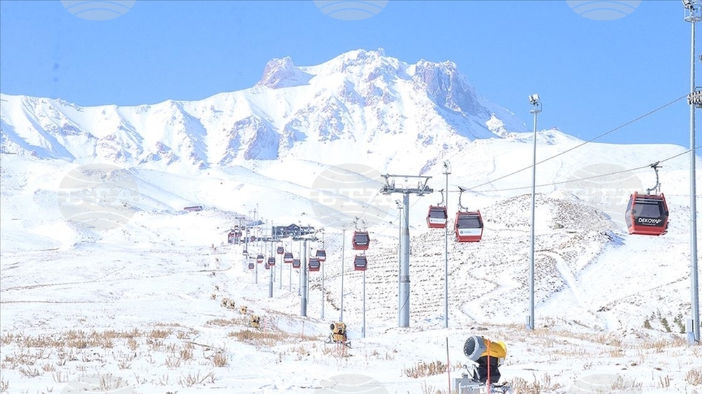 Снеговалежи в турския ски курорт Ерджиес предизвикаха надежди за ранно откриване на сезона там 