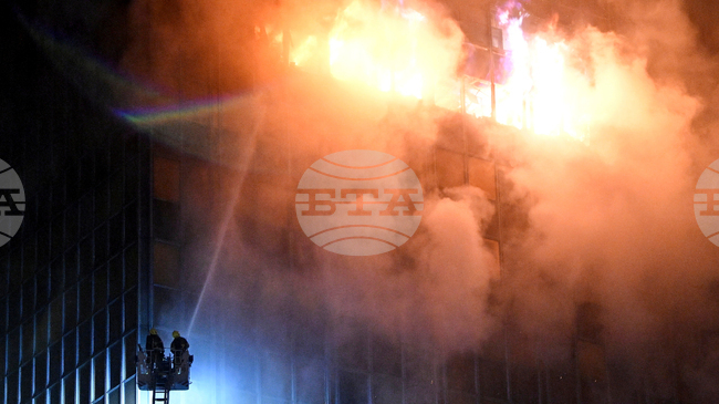 Пожарът в небостъргача "Виесник" в Загреб създаде проблеми с интернет и мобилните услуги; огънят все още не е напълно потушен