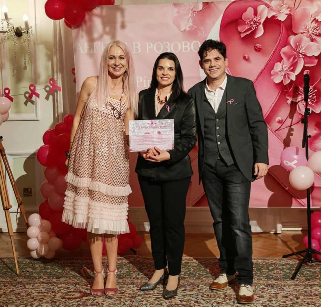 Екипът на вестник „БГ БЕН“ бе отличен за съпричастността му към жените с рак на гърдата по време на коктейл в Българското посолство в Лондон