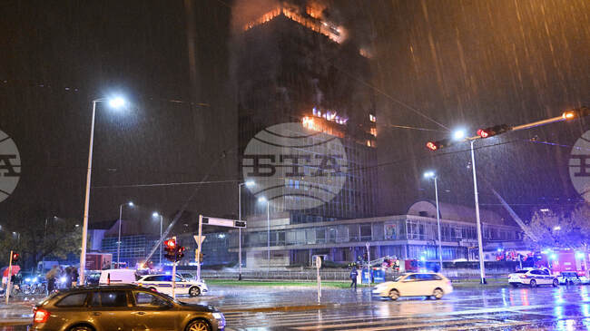 Голям пожар обхвана 16-етажната сграда на бившия полиграфически комбинат в Загреб