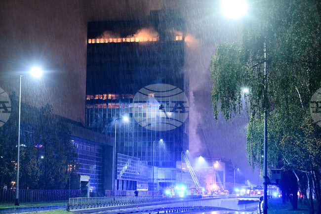 Младежи са разпитвани за пожара в небостъргача "Виесник" в Загреб, полицията проверява за човешка намеса, съобщи националната телевизия ХРТ