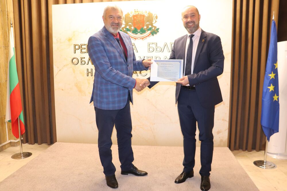 Топ пътни полицаи от Русенско с почетни грамоти от областния управител Драгомир Драганов