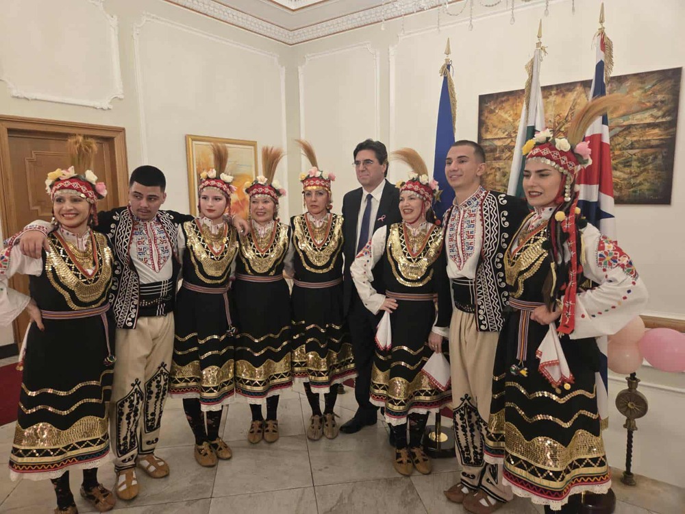 Фолклорен клуб „Мераклии“ в Лондон бе отличен по време на благотворителен коктейл в Посолството на България в английската столица