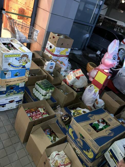 В Пловдив благотворителната кампания „Купи и Дари“ събра над 4 тона храни в първите си два дни