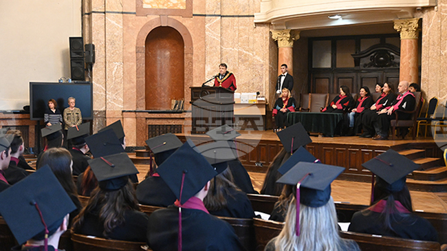Общо 260 бакалаври от випуска за 2025 г. на Философския факултет на Софийския университет получиха дипломите си за висше образование