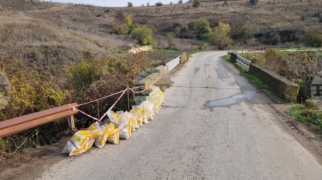 Община Две могили ремонтира опасен мост, заради който е затворен пътят между селата Батишница и Бъзовец