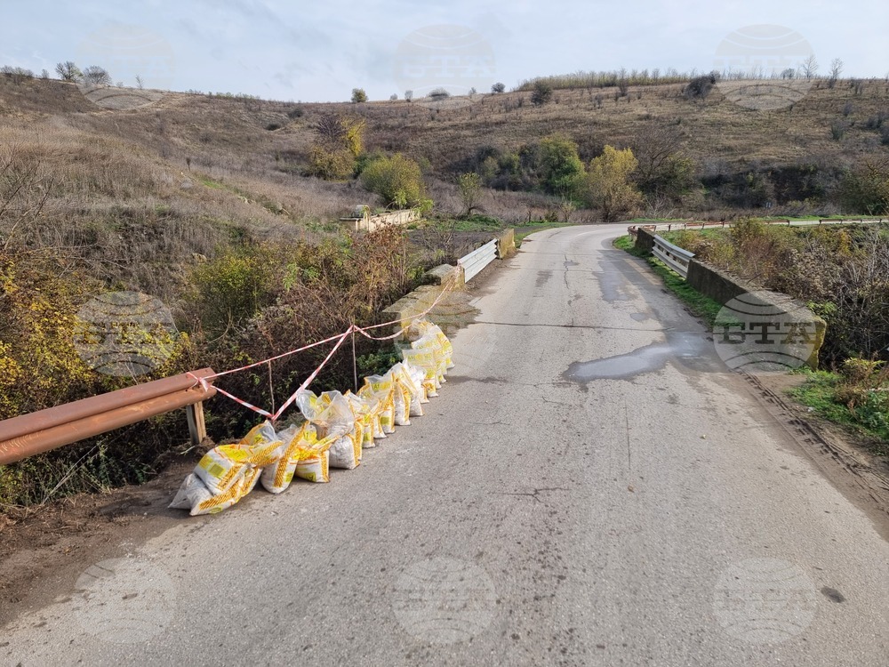 Община Две могили ремонтира опасен мост, заради който е затворен пътят между селата Батишница и Бъзовец