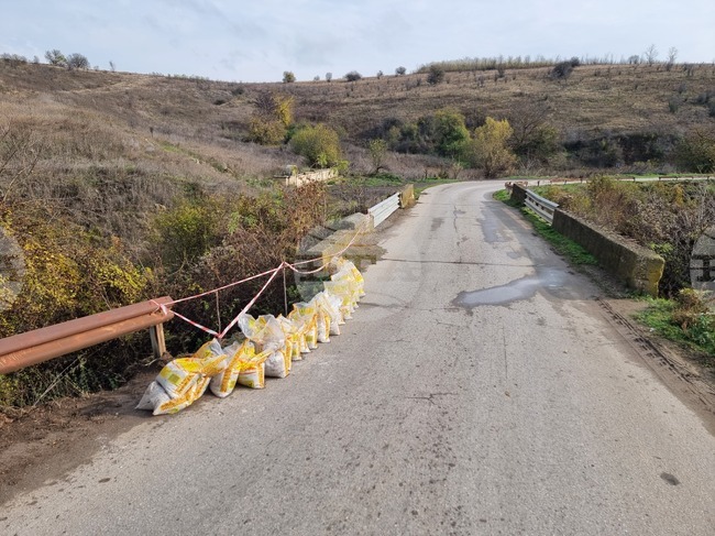 Община Две могили ремонтира опасен мост, заради който е затворен пътят между селата Батишница и Бъзовец