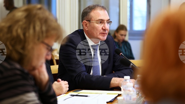 Опит за справяне с демографската криза е сред акцентите в бюджета на Държавното обществено осигуряване за 2026 г., каза министър Борислав Гуцанов 