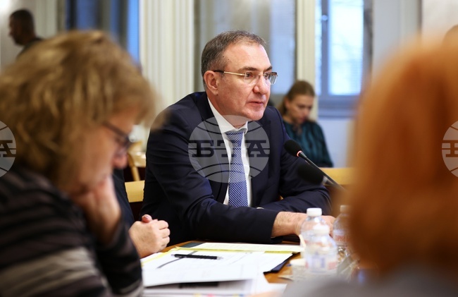 Опит за справяне с демографската криза е сред акцентите в бюджета на Държавното обществено осигуряване за 2026 г., каза министър Борислав Гуцанов 