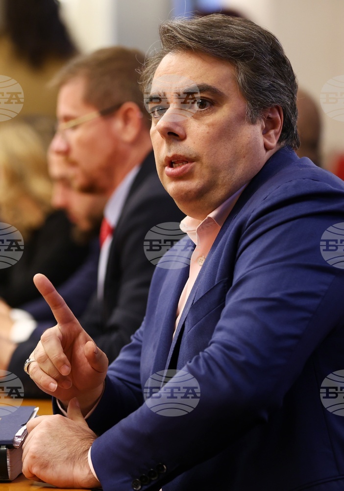 Управляващите приеха най-пагубния бюджет в новата история на България, коментира Асен Василев след заседанието на бюджетната комисия