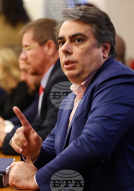 Управляващите приеха най-пагубния бюджет в новата история на България, коментира Асен Василев след заседанието на бюджетната комисия