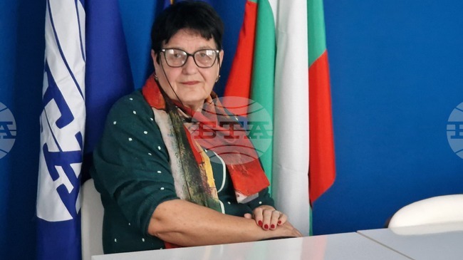 Десетата си книга "Малка книжка за доброто. Предай нататък" ще представи пернишката авторка Детелина Денчева по повод 70-годишния си юбилей 