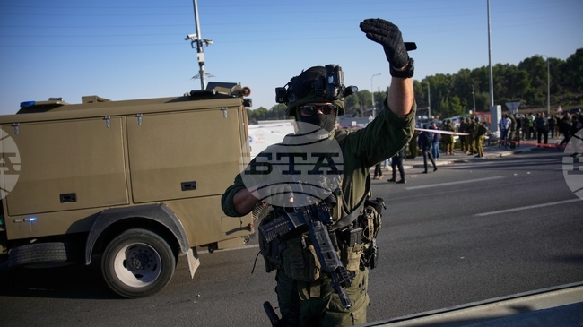 Един мъж беше убит, а трима бяха ранени при атака с автомобил и хладно оръжие на Западния бряг