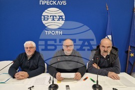 Членовете на гражданска инициатива „Гласът на Балкана“ Светослав Тодоров, Минчо Копрински и Веселин Николов