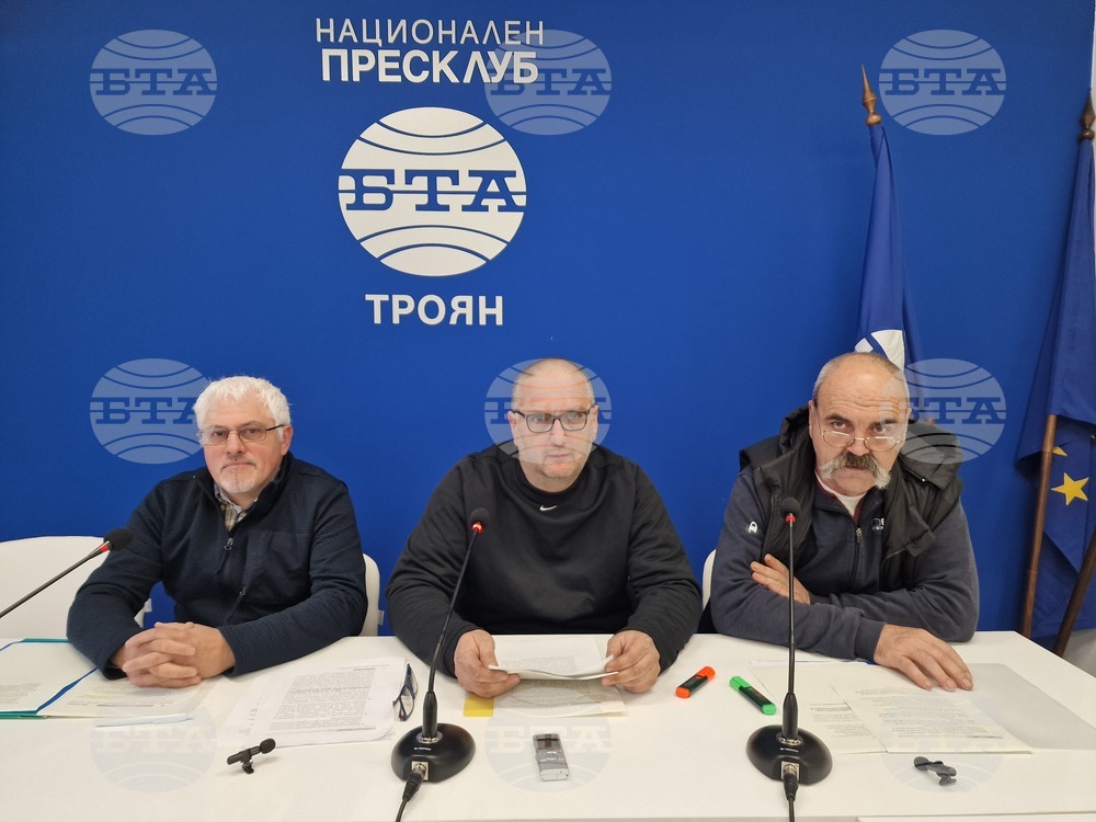 Членовете на гражданска инициатива „Гласът на Балкана“ Светослав Тодоров, Минчо Копрински и Веселин Николов