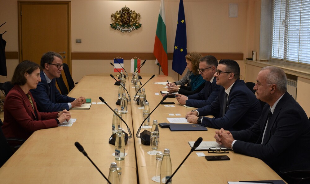 Министър Дилов и френският посланик отчетоха енергетиката, отбраната, транспорта и иновациите като потенциални сектори за двустранно сътрудничество, съобщиха от Министерството