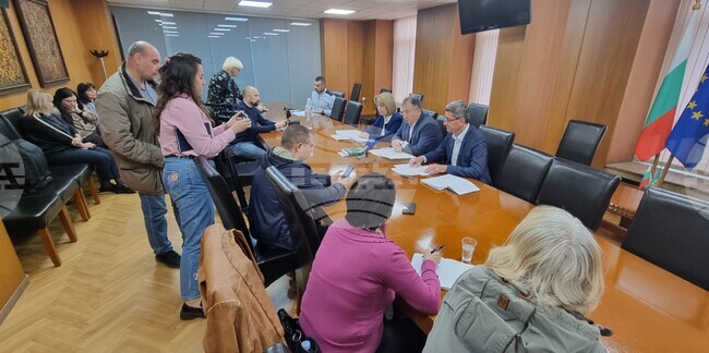 Община Шумен предвижда в план-сметката си за чистотата за 2026 г. пълнолетните жители на града да плащат 65,16 лв. за такса „битови отпадъци“ 