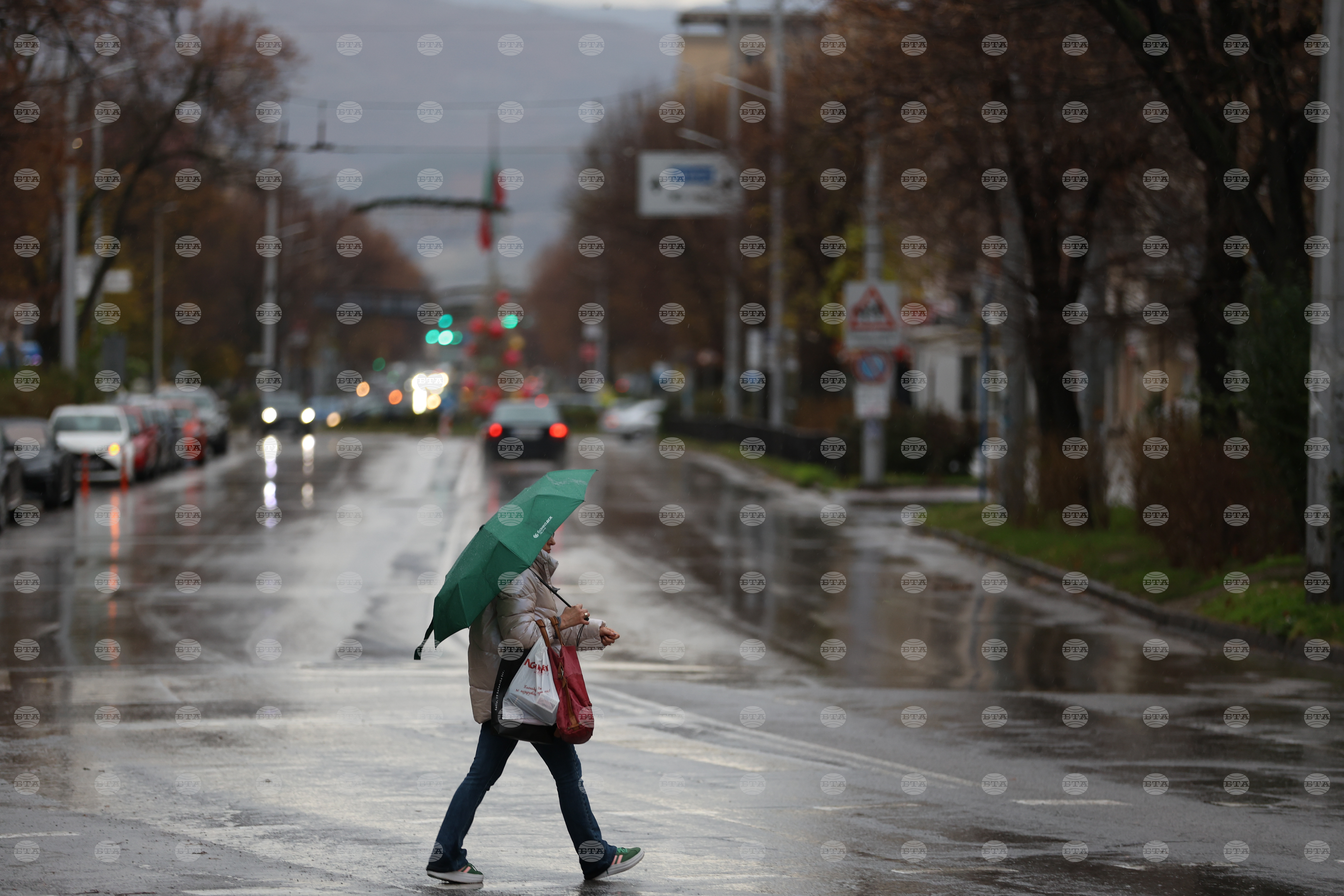 Жълт код за значителни валежи е в сила за 16 области в страната, съобщиха от НИМХ
