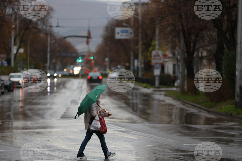 Жълт код за значителни валежи е в сила за 16 области в страната, съобщиха от НИМХ
