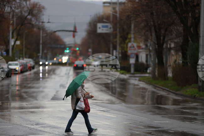 Жълт код за значителни валежи е в сила за 16 области в страната, съобщиха от НИМХ