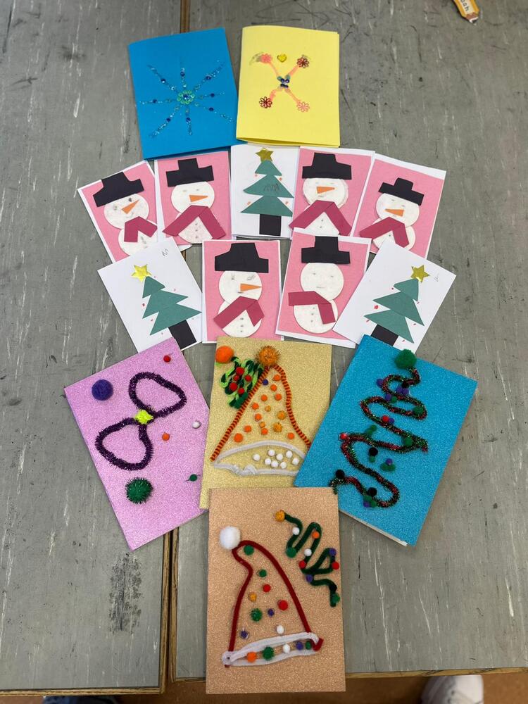 Ученици от училище „Азбука“ в Дъблин изработиха картички за дом за възрастни в България