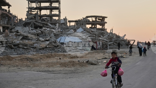 Най-малко трима души бяха убити при израелски удари в ивицата Газа, съобщи Гражданската отбрана на анклава