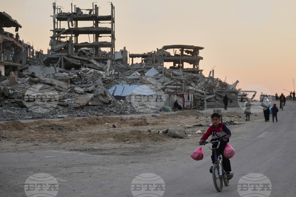 Най-малко трима души бяха убити при израелски удари в ивицата Газа, съобщи Гражданската отбрана на анклава