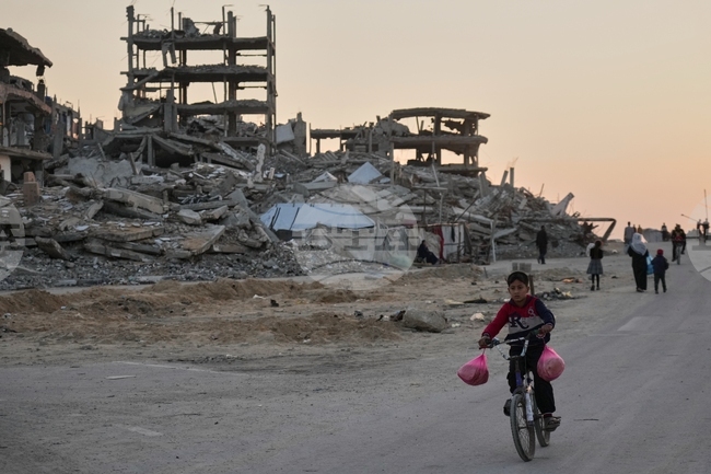 Най-малко трима души бяха убити при израелски удари в ивицата Газа, съобщи Гражданската отбрана на анклава