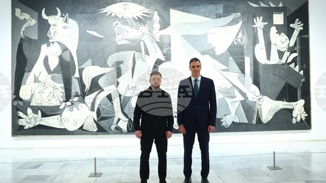 Зеленски разгледа прочутата картина на Пикасо "Герника" по време на посещението си в Испания