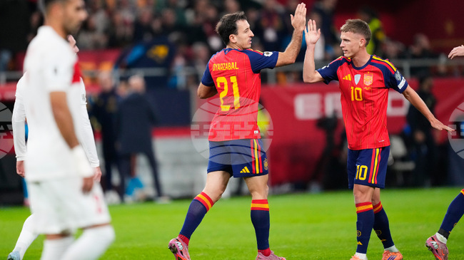 Турция спря победната серия на Испания, но остава на 2-о място в група „Е“