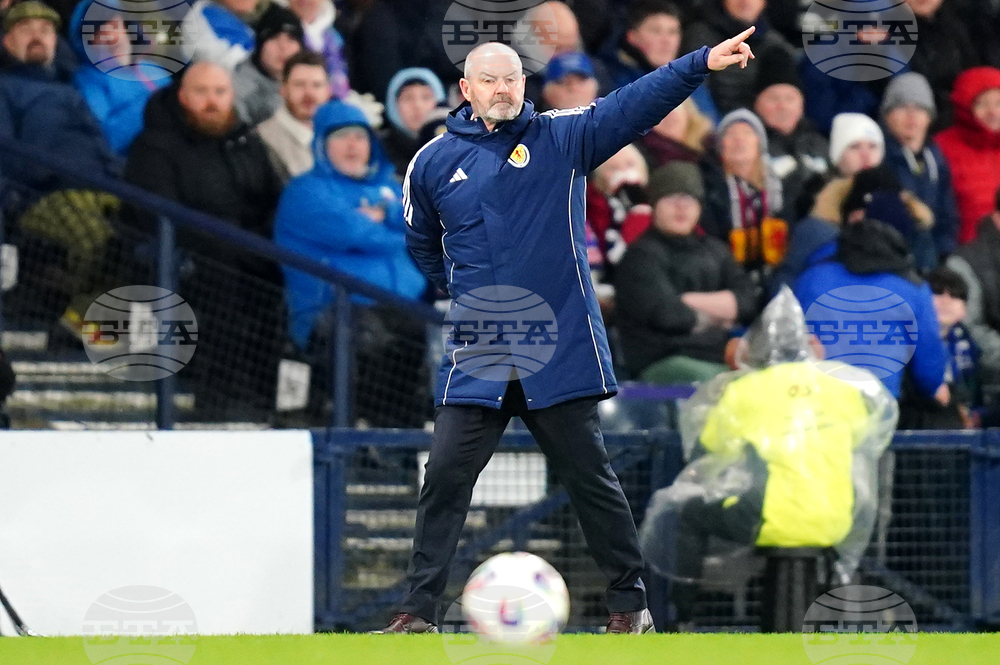 Селекционерът на Шотландия Стив Кларк съветва феновете да не изпадат в дългове заради билетите за Световното първенство по футбол