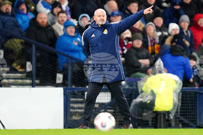 Селекционерът на Шотландия Стив Кларк съветва феновете да не изпадат в дългове заради билетите за Световното първенство по футбол