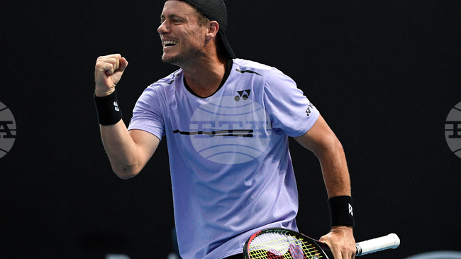 Лейтън Хюит се завърна на корта в тандем с 16-годишния си син за турнир по тенис в Австралия