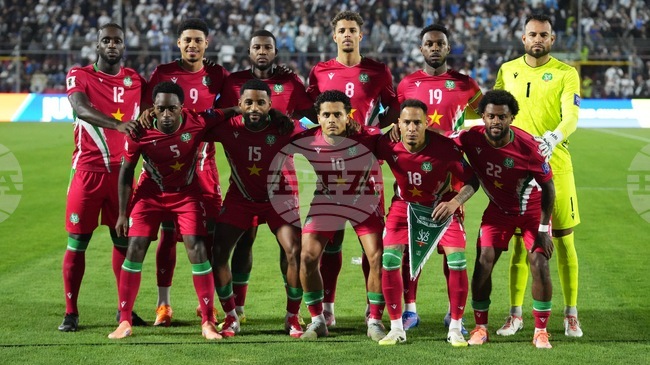 Селекционерът на националния отбор на Суринам по футбол Стенли Мензо изненадващо подаде оставка преди баражите за място на Световното първенство