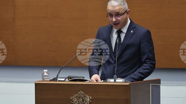 От "Възраждане" настояха за нормативна забрана държавните и общинските училища да използват частни електронни информационни системи