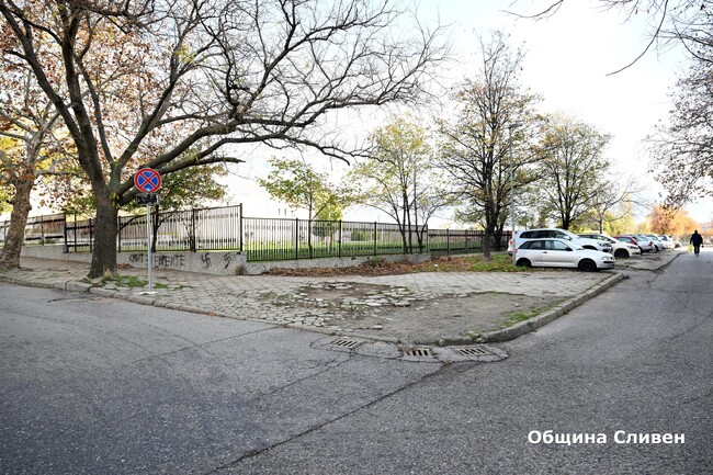 Започна ремонт на тротоарите около училище „Елисавета Багряна“ в Сливен